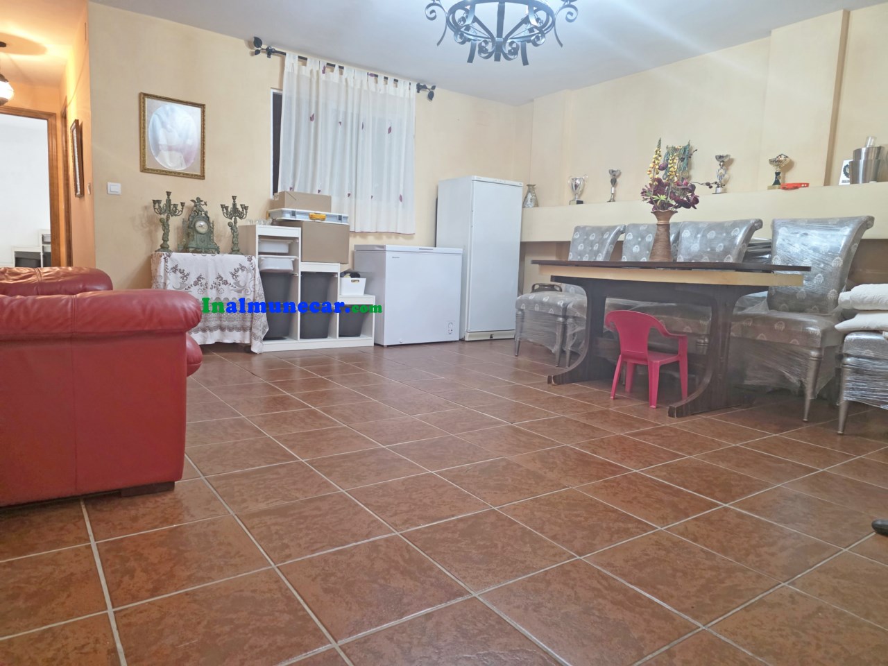 Radhus till salu i urbaniseringen med pool och stängt garage.