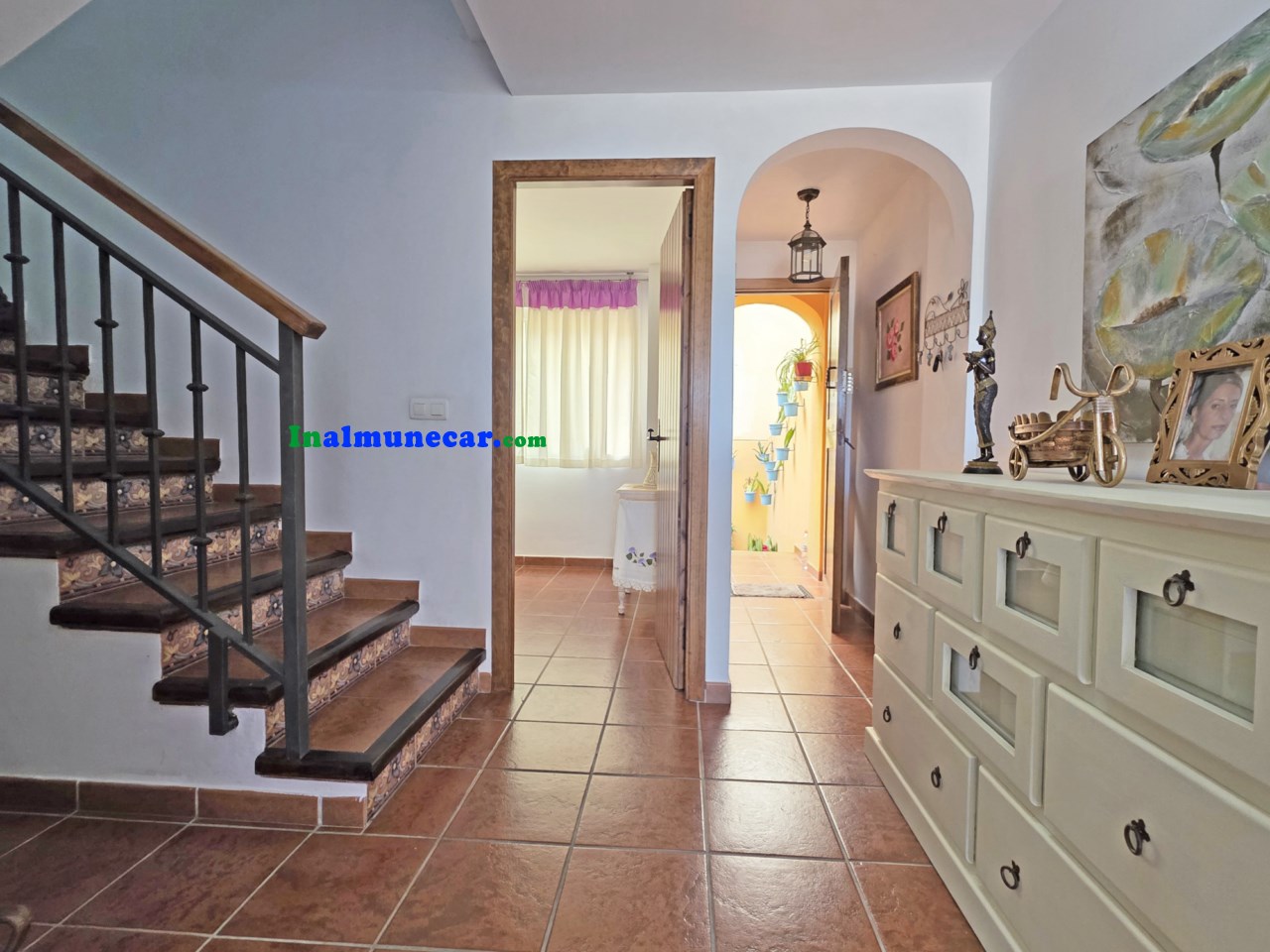 Radhus till salu i urbaniseringen med pool och stängt garage.