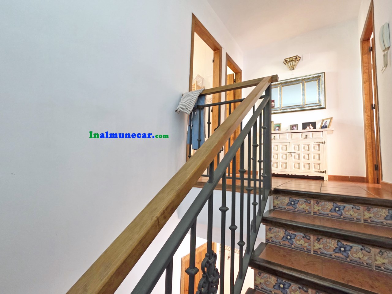 Radhus till salu i urbaniseringen med pool och stängt garage.