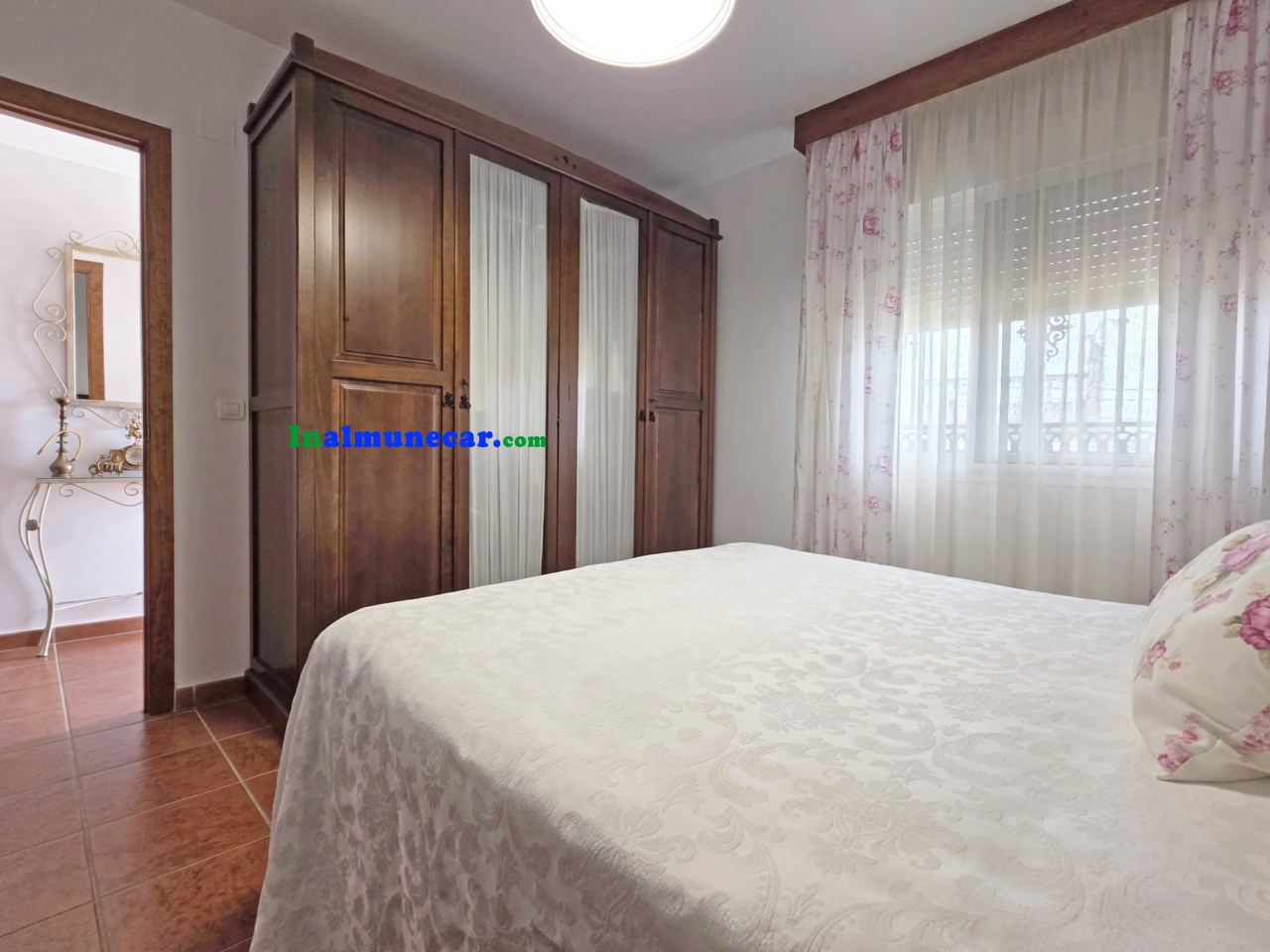 Radhus till salu i urbaniseringen med pool och stängt garage.