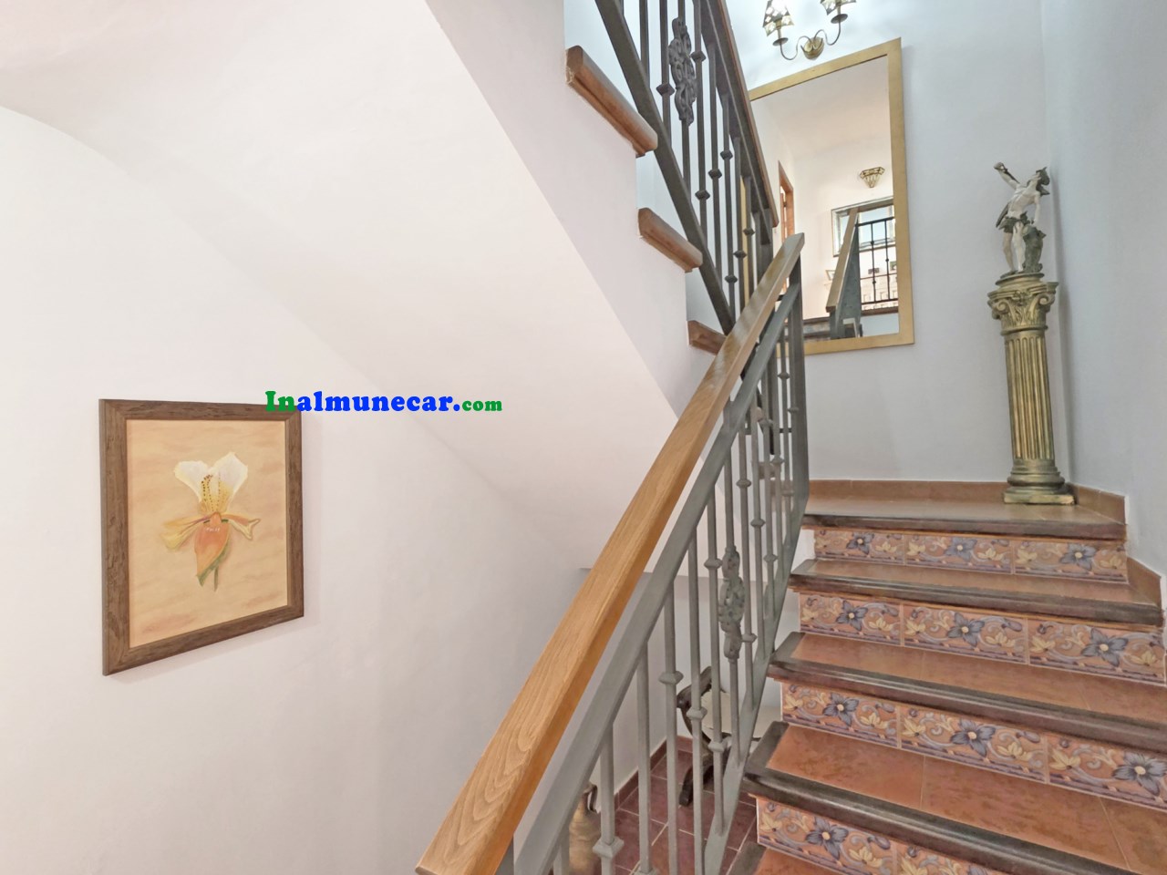 Radhus till salu i urbaniseringen med pool och stängt garage.