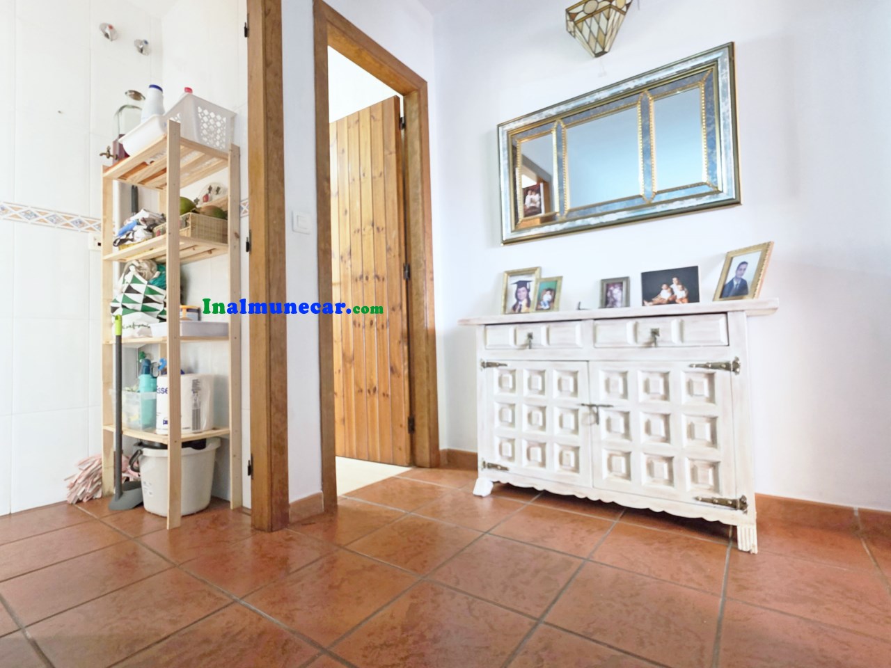 Radhus till salu i urbaniseringen med pool och stängt garage.