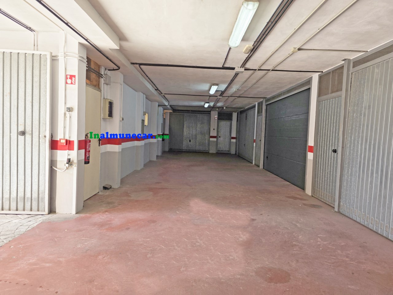 Radhus till salu i urbaniseringen med pool och stängt garage.