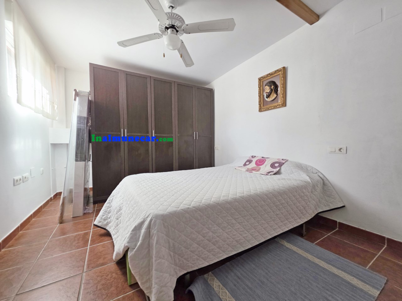 Radhus till salu i urbaniseringen med pool och stängt garage.