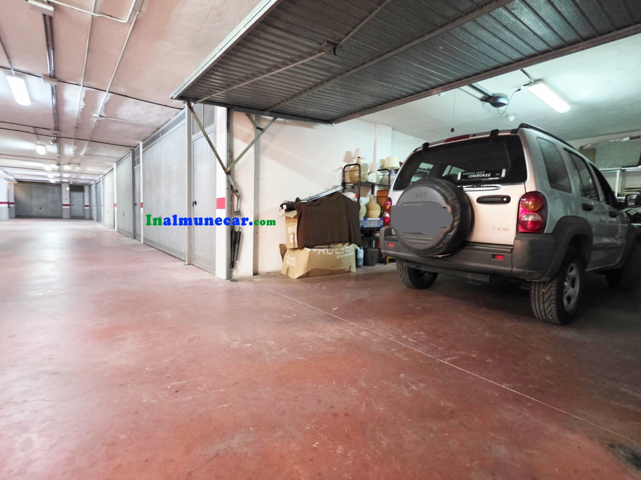 Radhus till salu i urbaniseringen med pool och stängt garage.