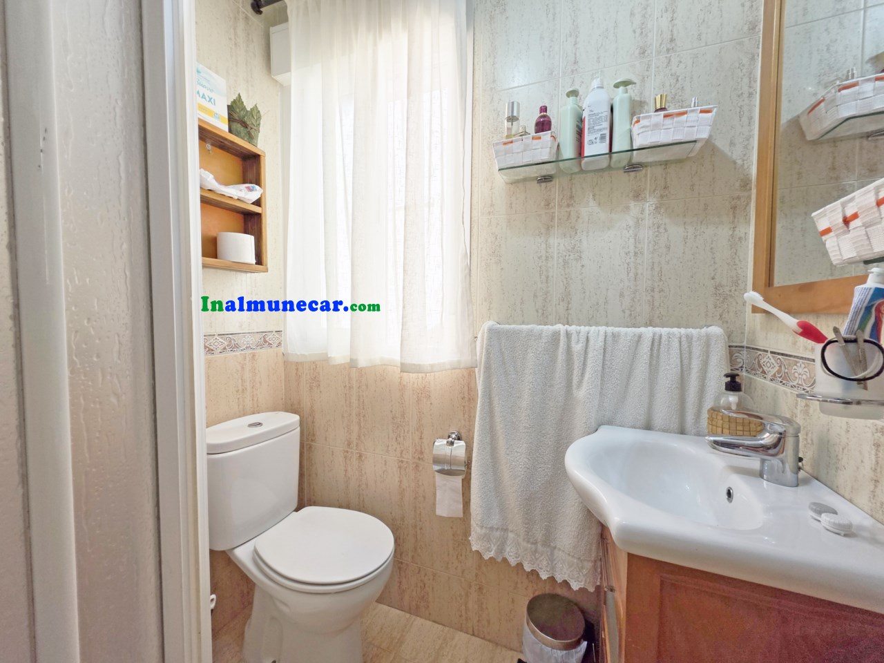 Radhus till salu i urbaniseringen med pool och stängt garage.