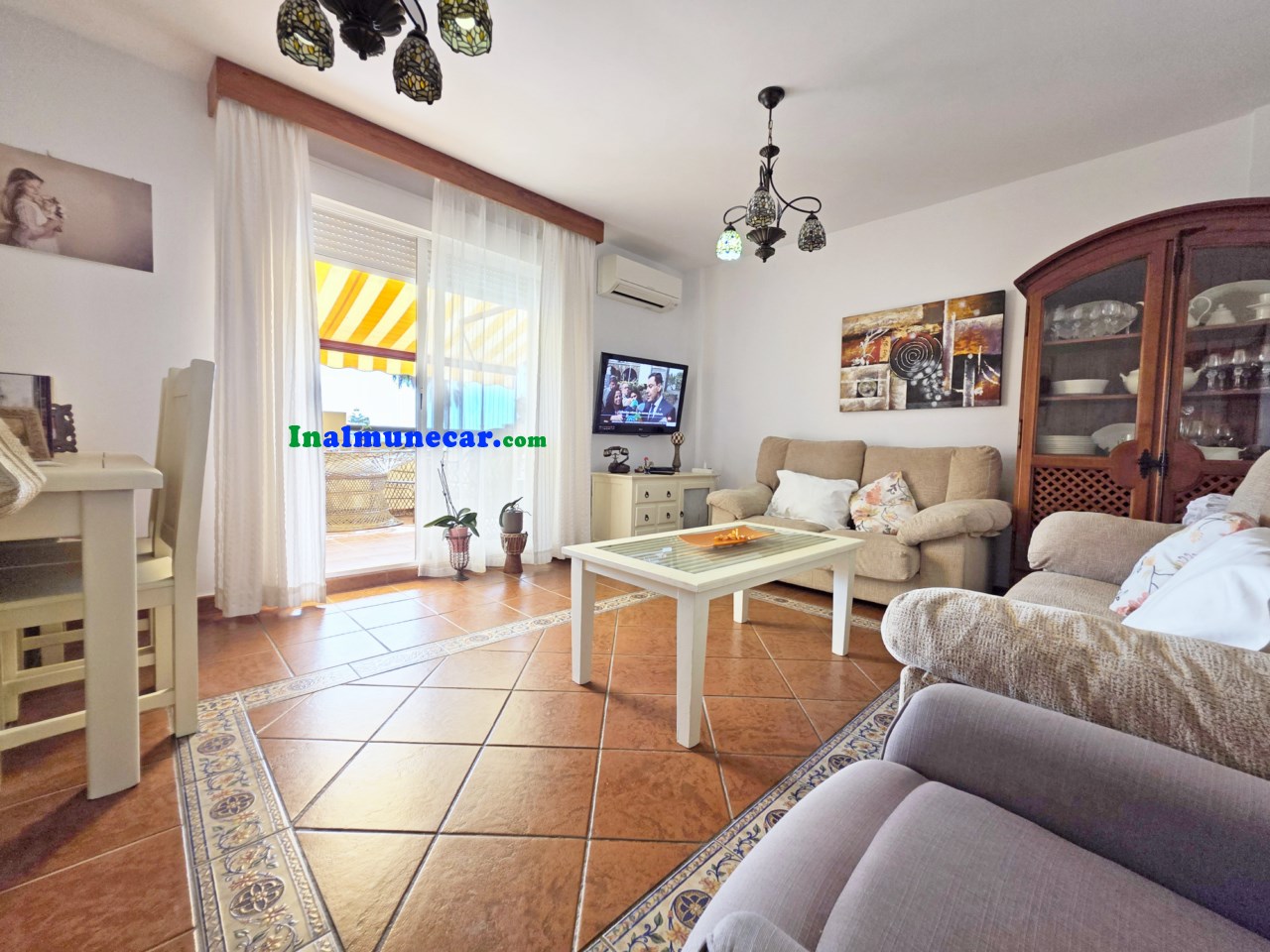 Radhus till salu i urbaniseringen med pool och stängt garage.