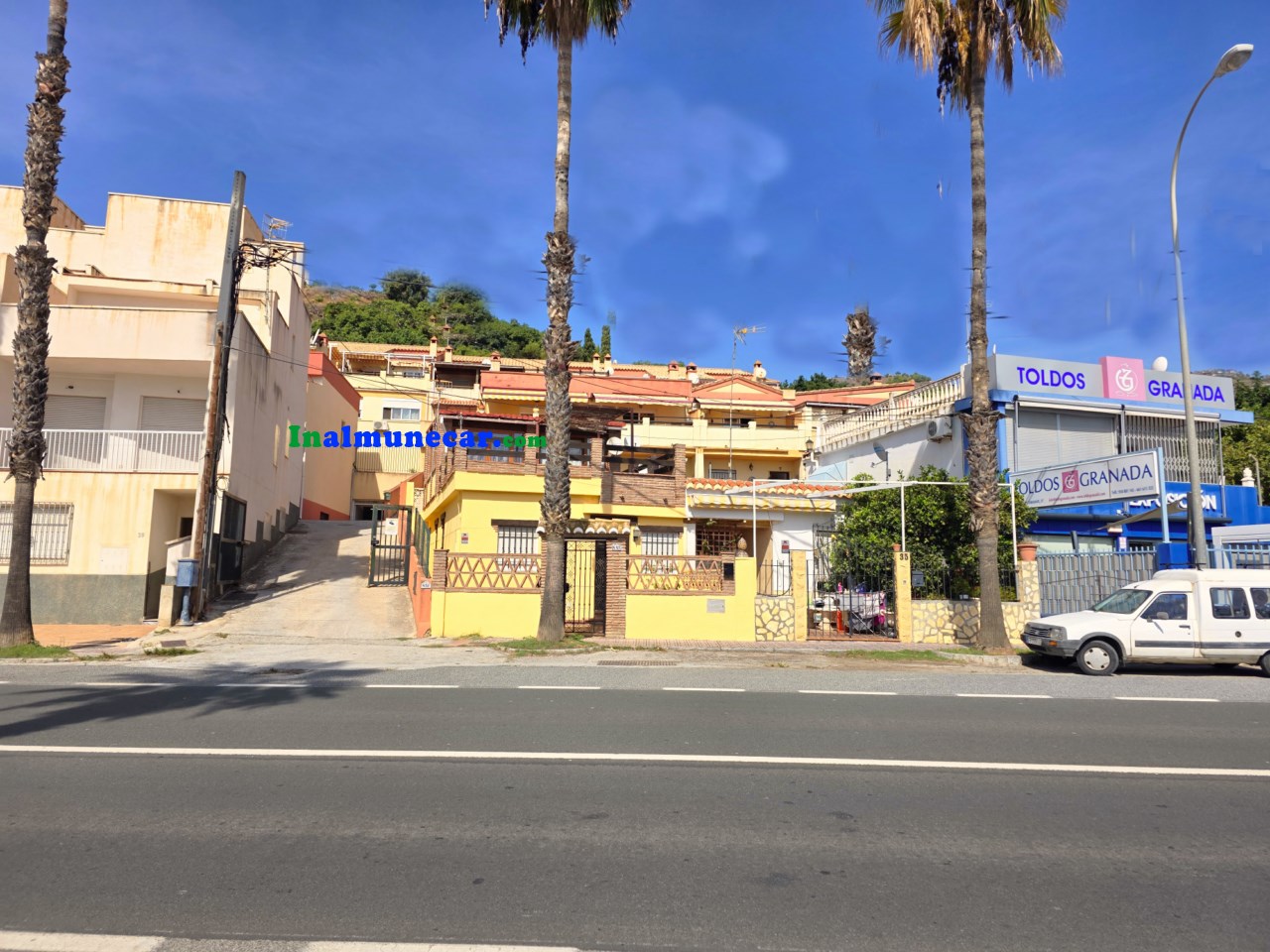 Radhus till salu i urbaniseringen med pool och stängt garage.