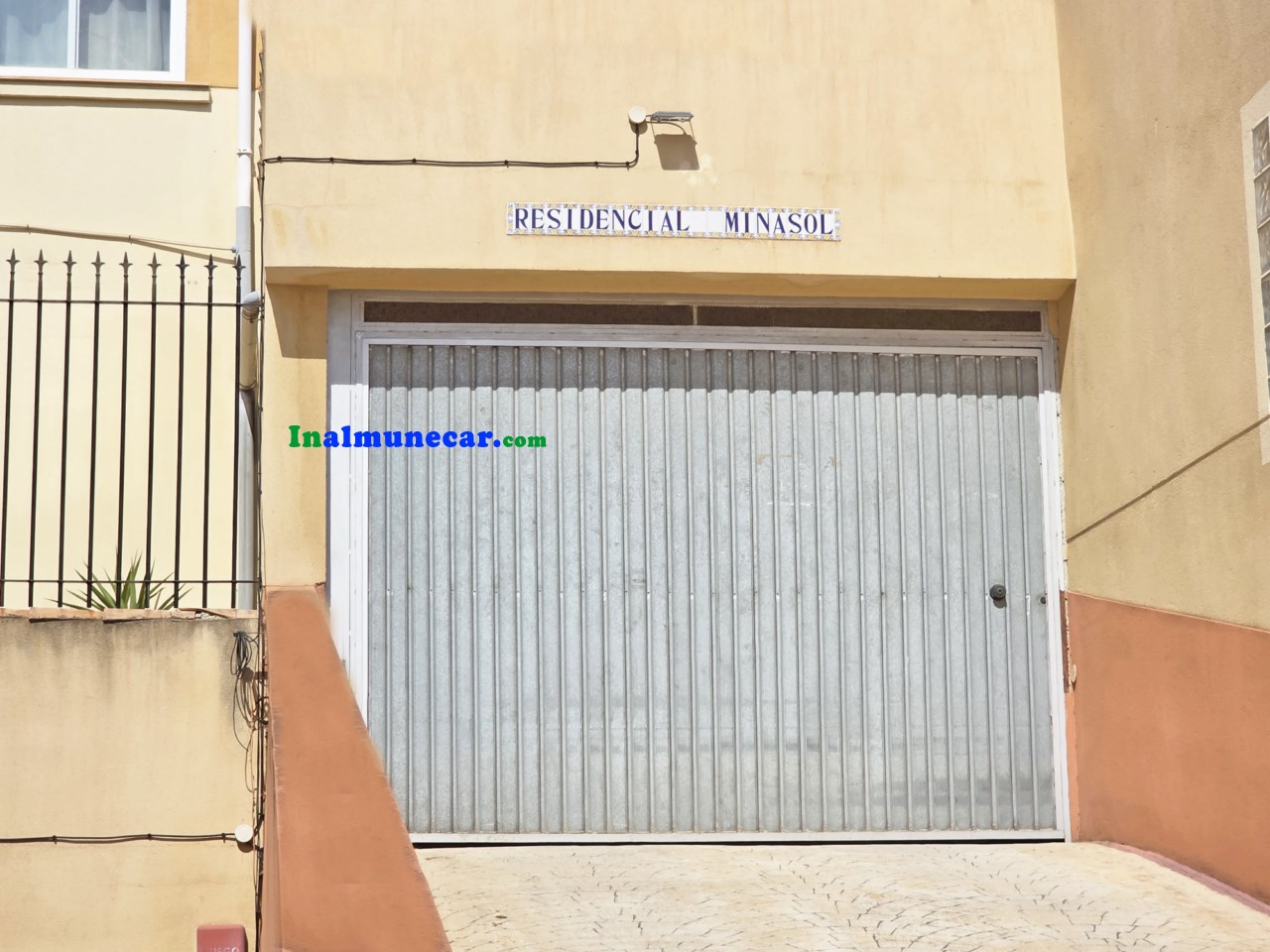 Radhus till salu i urbaniseringen med pool och stängt garage.