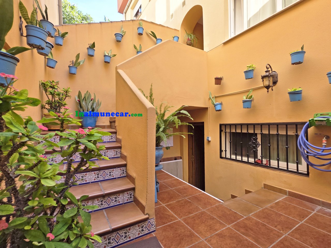 Radhus till salu i urbaniseringen med pool och stängt garage.