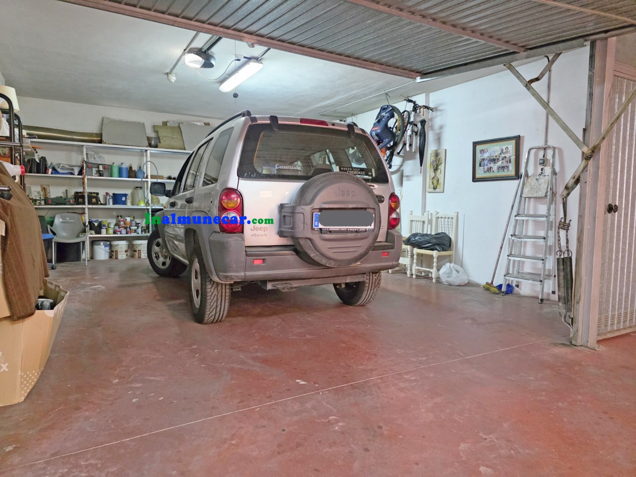 Radhus till salu i urbaniseringen med pool och stängt garage.