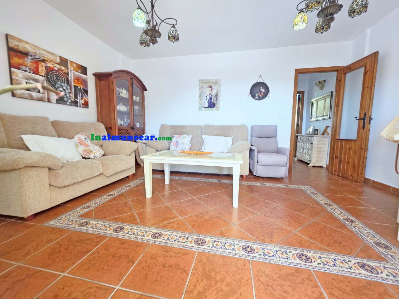 Radhus till salu i urbaniseringen med pool och stängt garage.