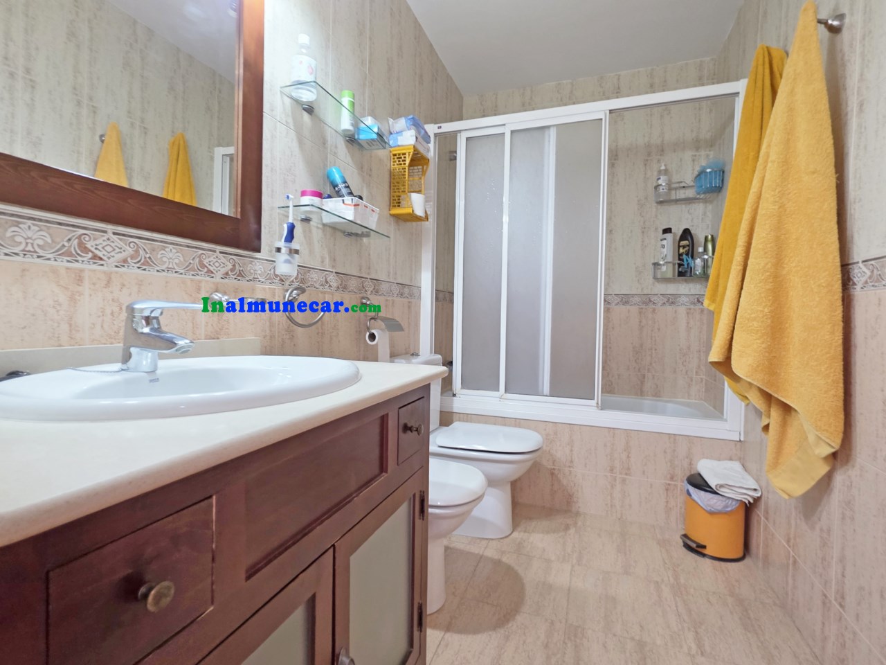 Radhus till salu i urbaniseringen med pool och stängt garage.