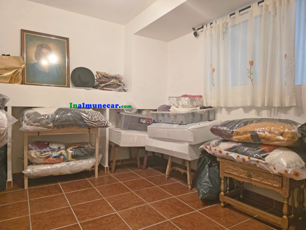 Radhus till salu i urbaniseringen med pool och stängt garage.