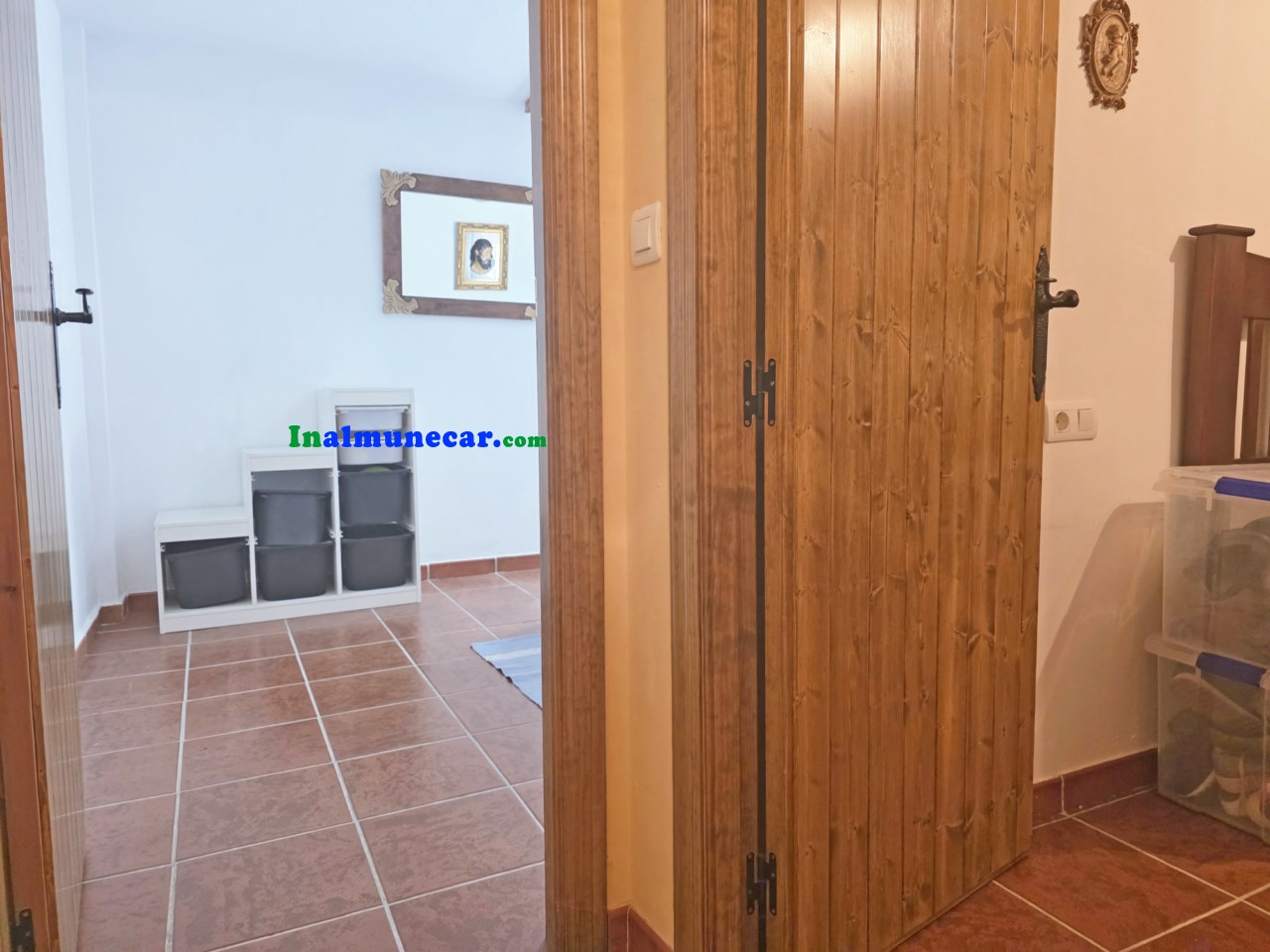 Radhus till salu i urbaniseringen med pool och stängt garage.