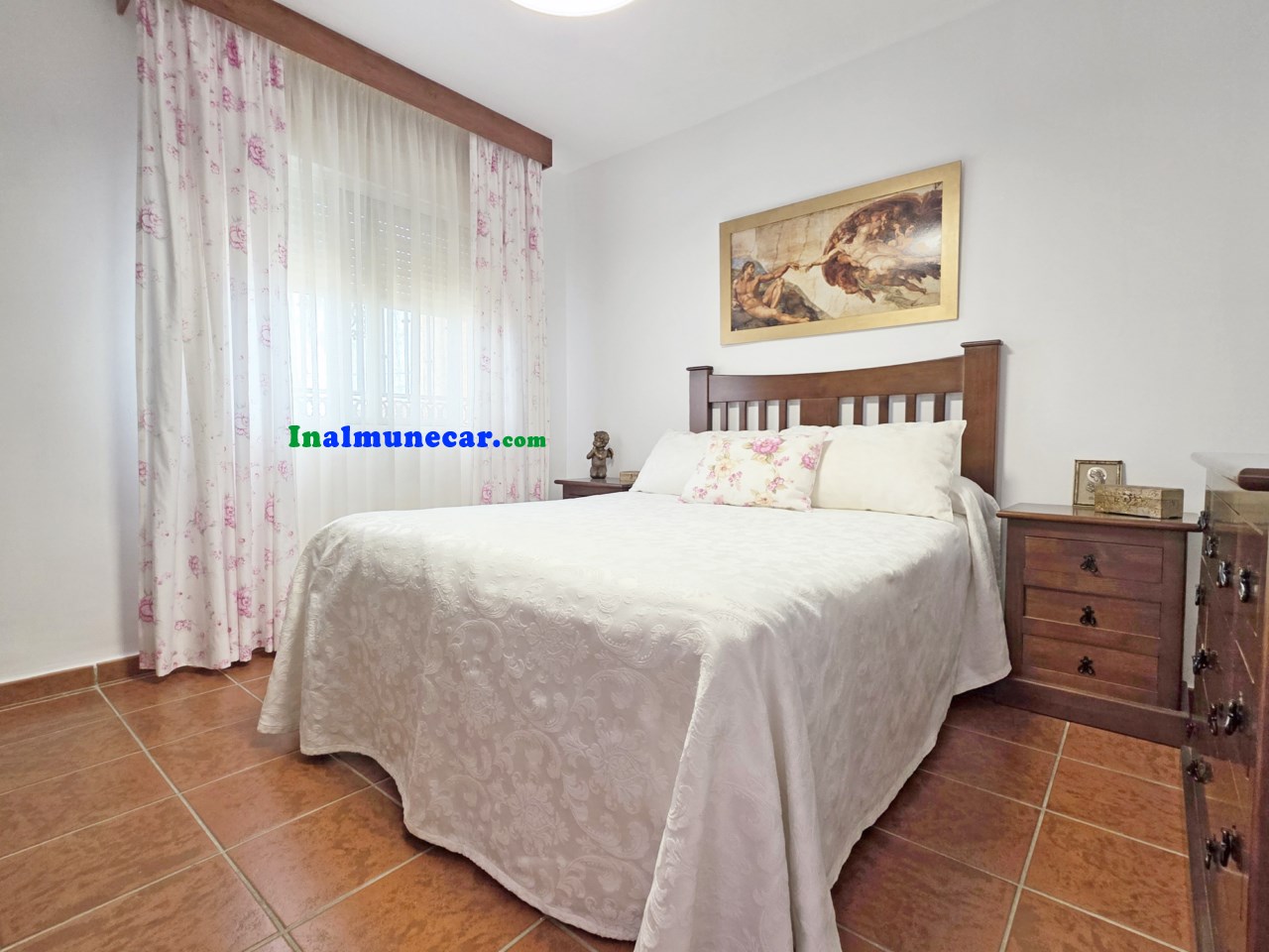 Radhus till salu i urbaniseringen med pool och stängt garage.