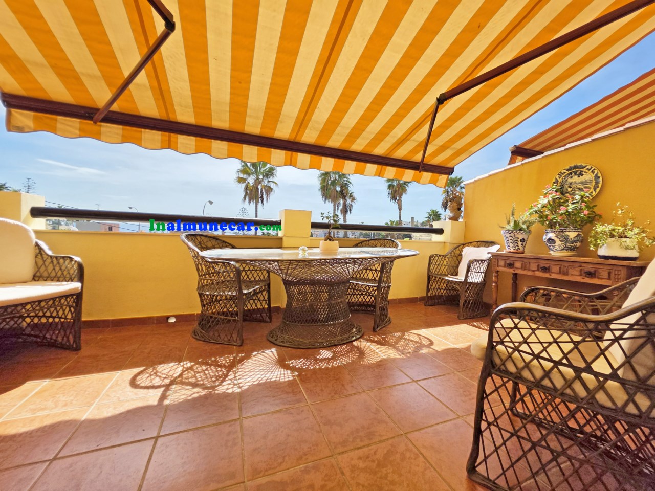 Radhus till salu i urbaniseringen med pool och stängt garage.