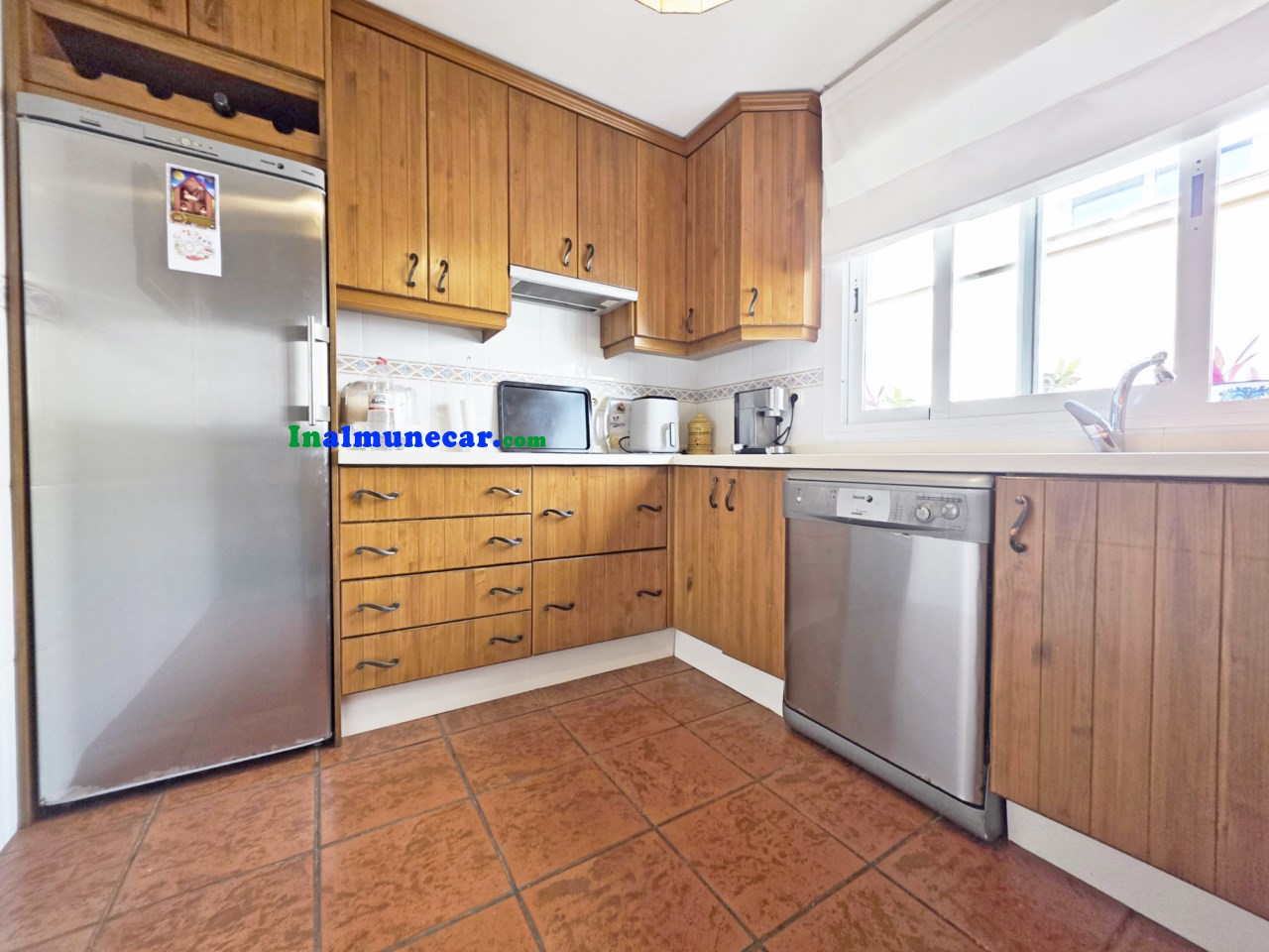 Radhus till salu i urbaniseringen med pool och stängt garage.