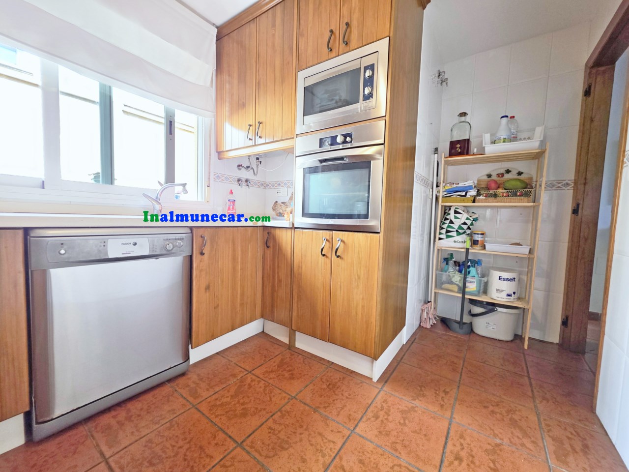 Radhus till salu i urbaniseringen med pool och stängt garage.