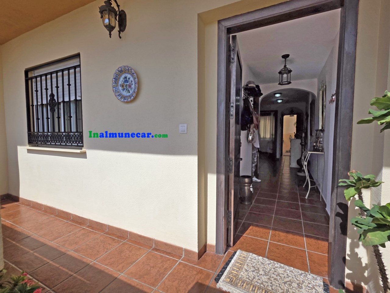 Radhus till salu i urbaniseringen med pool och stängt garage.