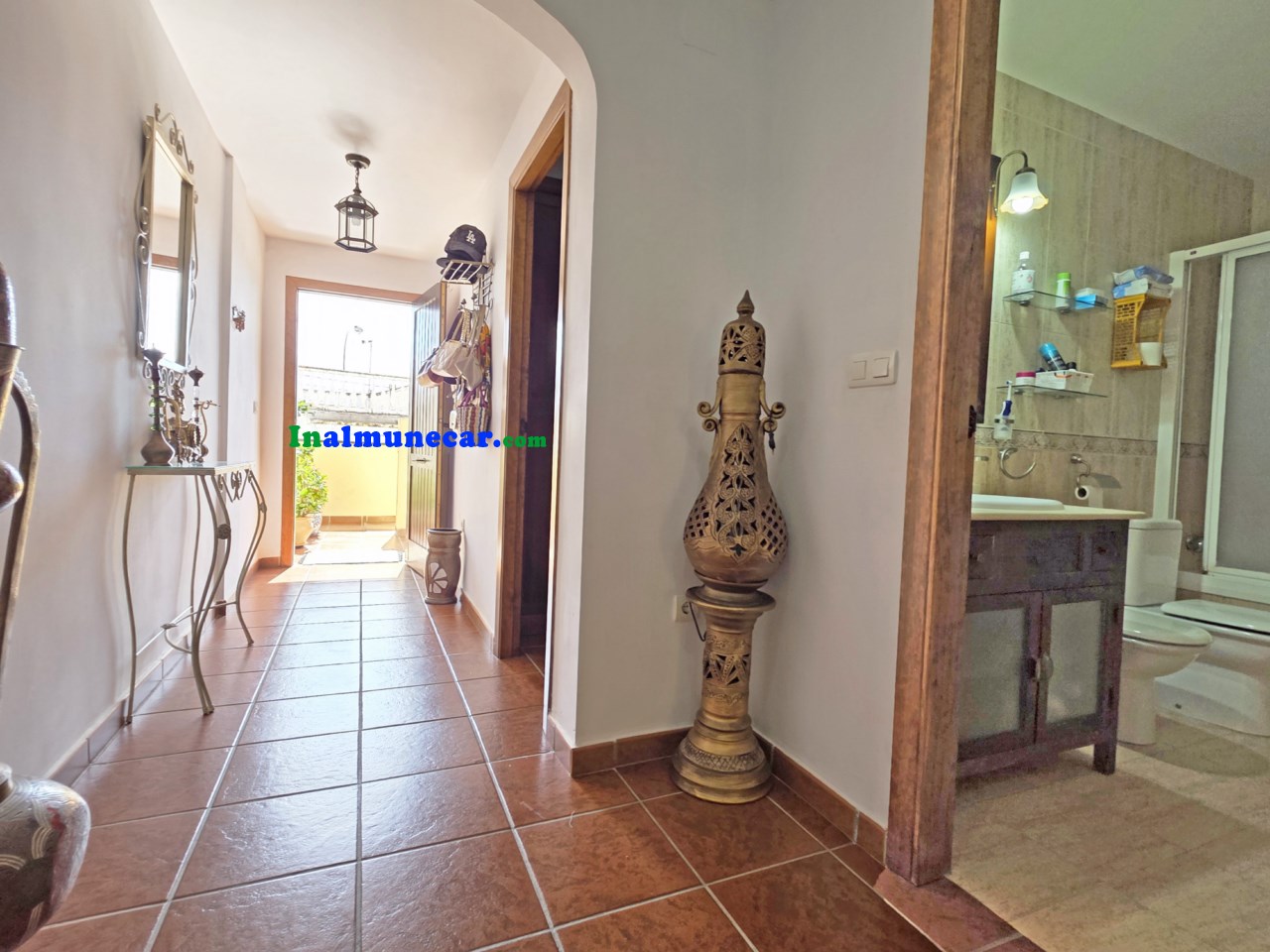 Radhus till salu i urbaniseringen med pool och stängt garage.