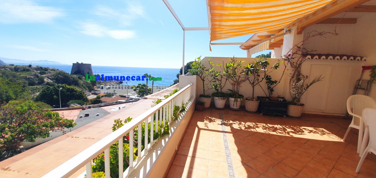 Till salu i Almuñecar penthouse i Playa El Tesorillo med stängt garage