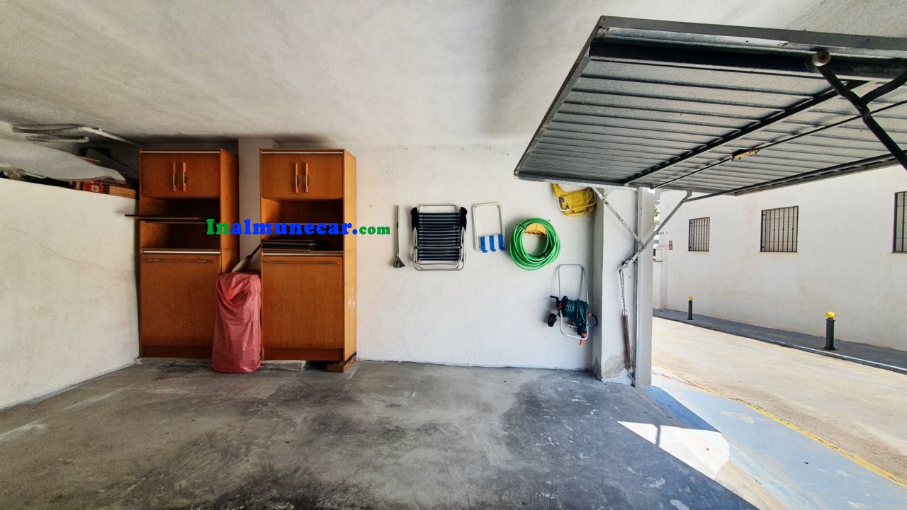 Till salu i Almuñecar penthouse i Playa El Tesorillo med stängt garage