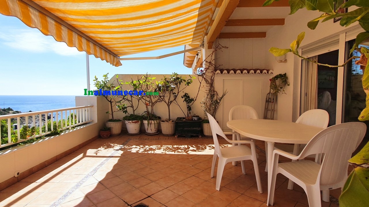 Till salu i Almuñecar penthouse i Playa El Tesorillo med stängt garage