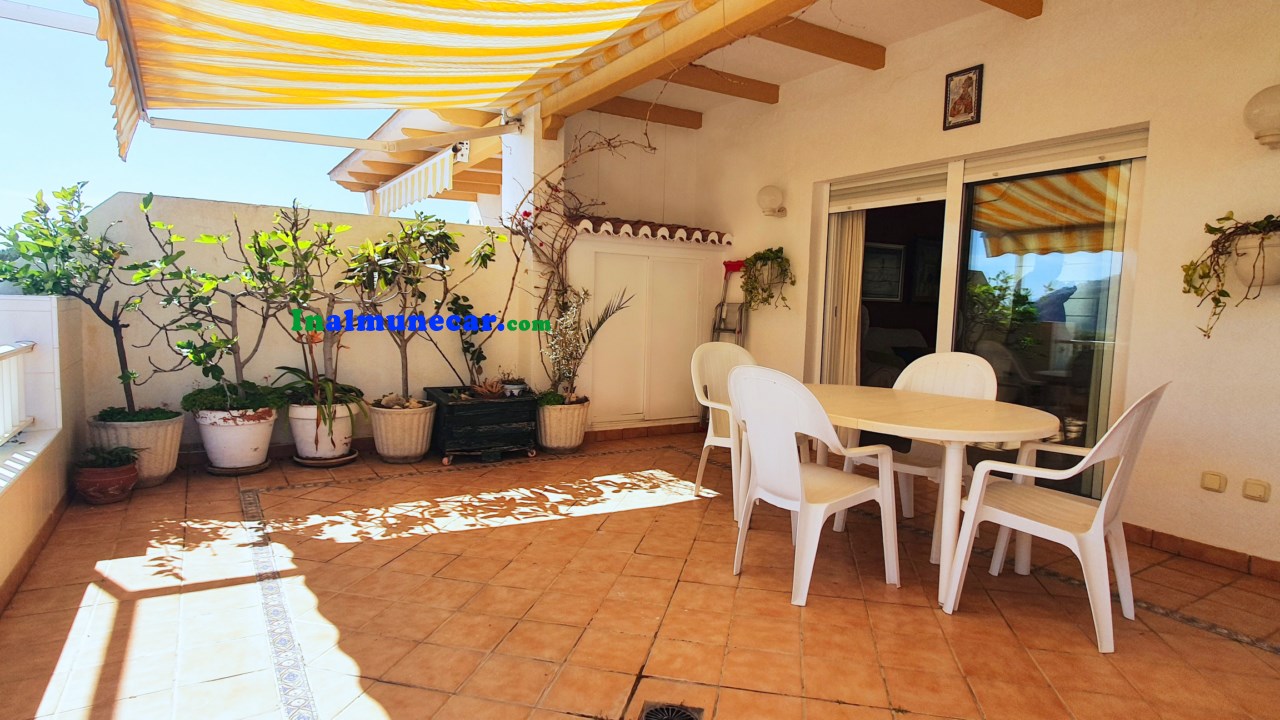 Till salu i Almuñecar penthouse i Playa El Tesorillo med stängt garage