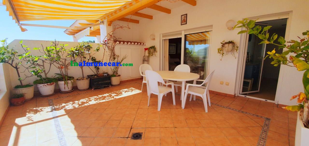 Till salu i Almuñecar penthouse i Playa El Tesorillo med stängt garage