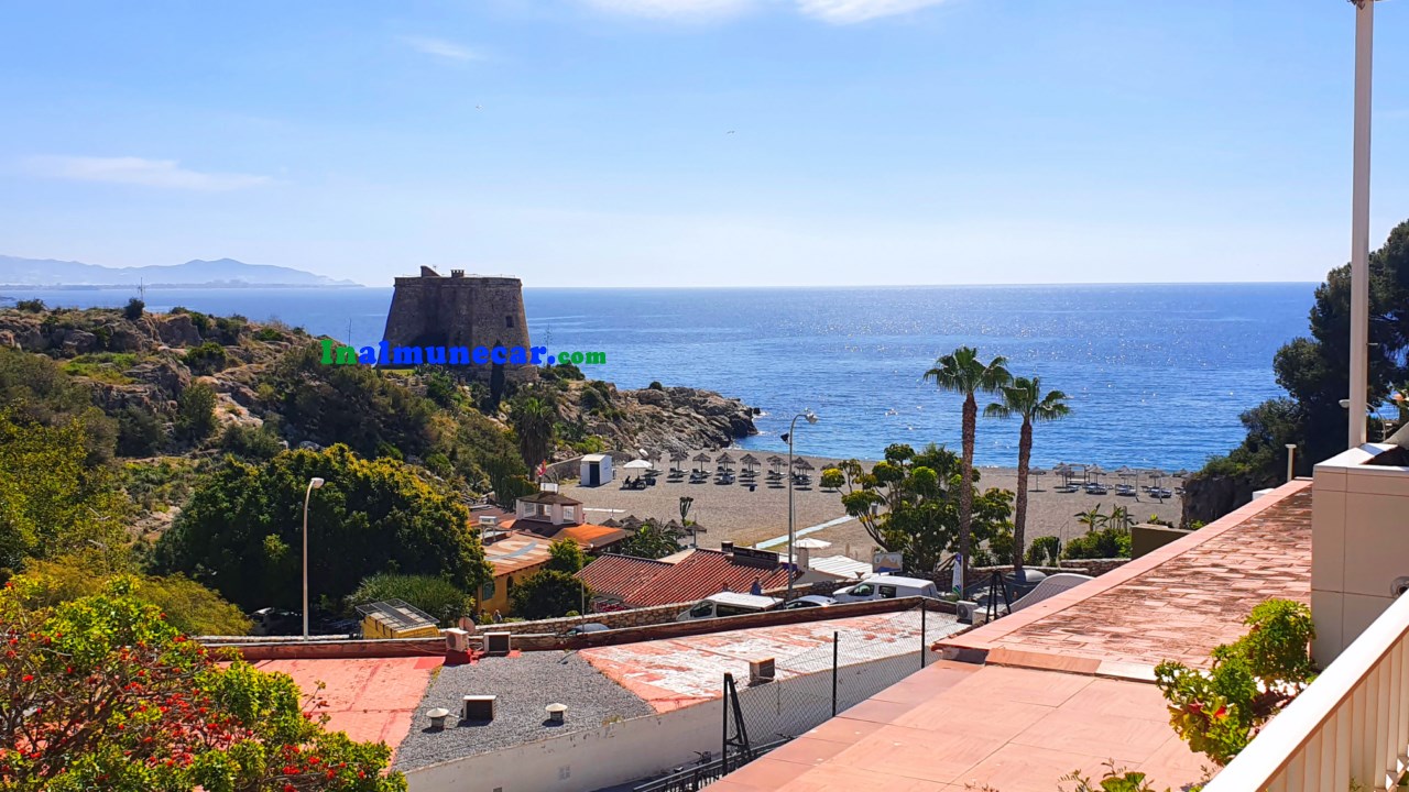 Till salu i Almuñecar penthouse i Playa El Tesorillo med stängt garage