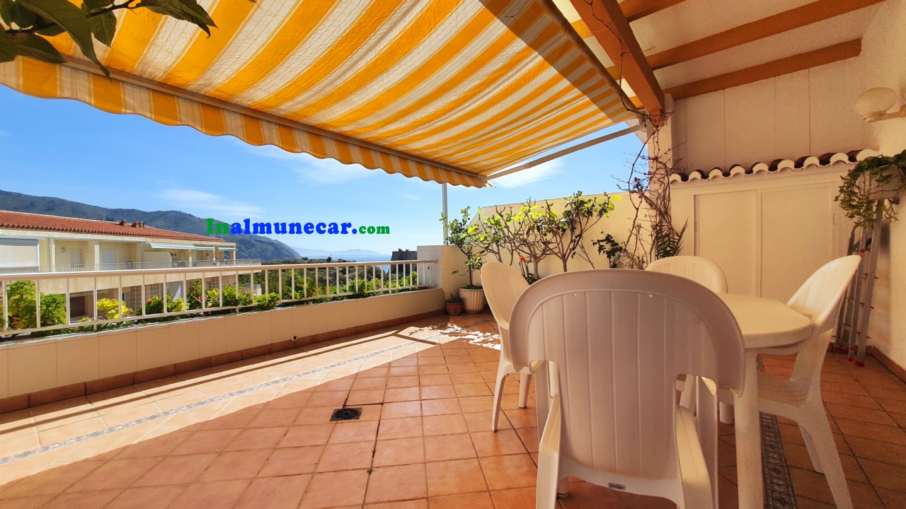 Till salu i Almuñecar penthouse i Playa El Tesorillo med stängt garage