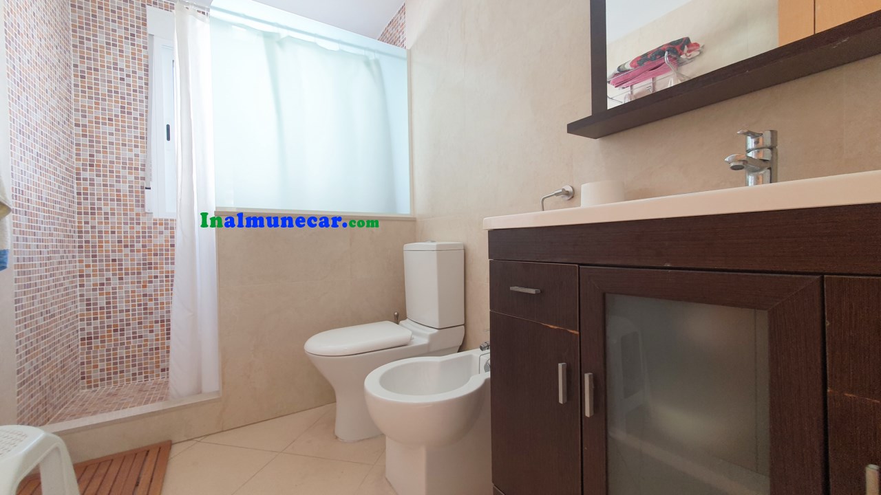 Till salu i Almuñecar penthouse i Playa El Tesorillo med stängt garage