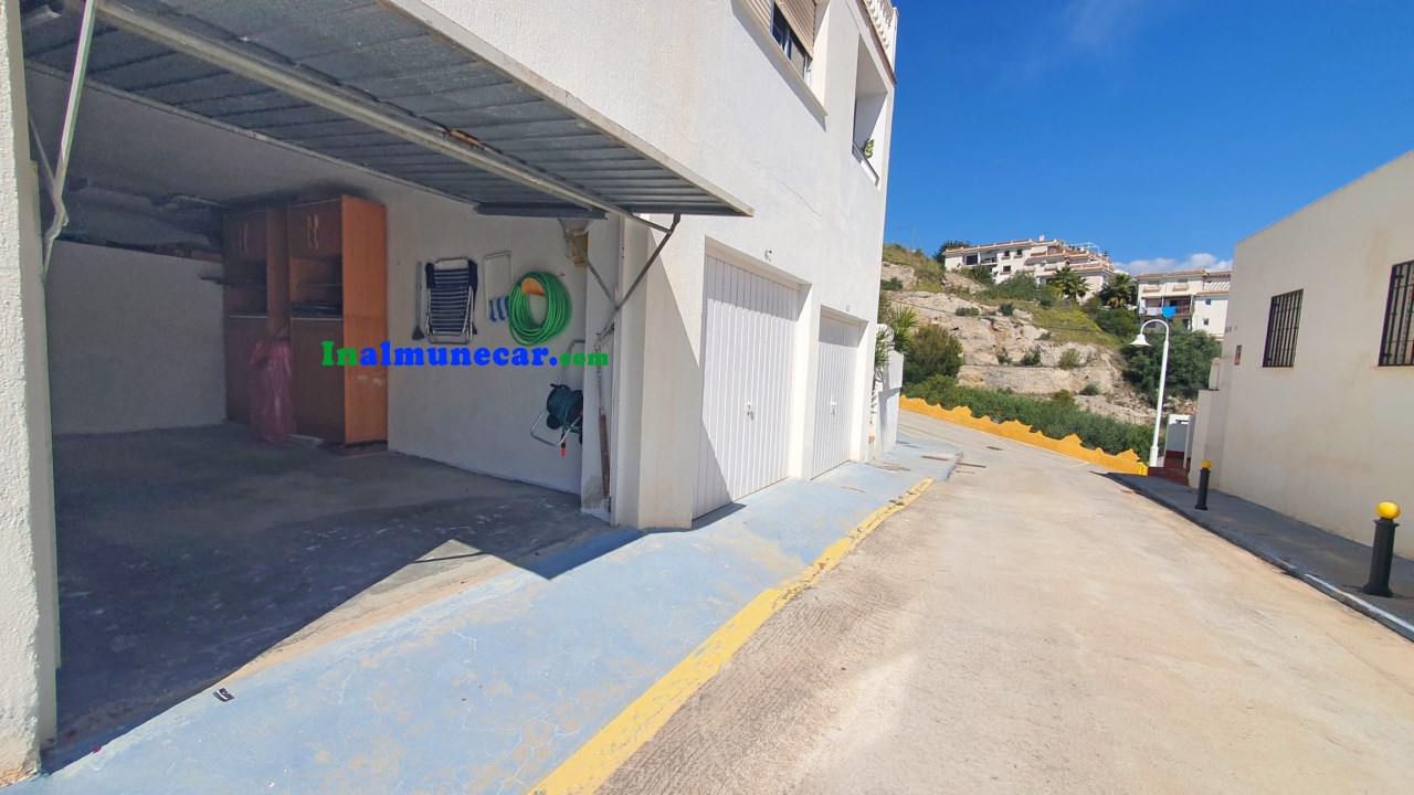 Till salu i Almuñecar penthouse i Playa El Tesorillo med stängt garage