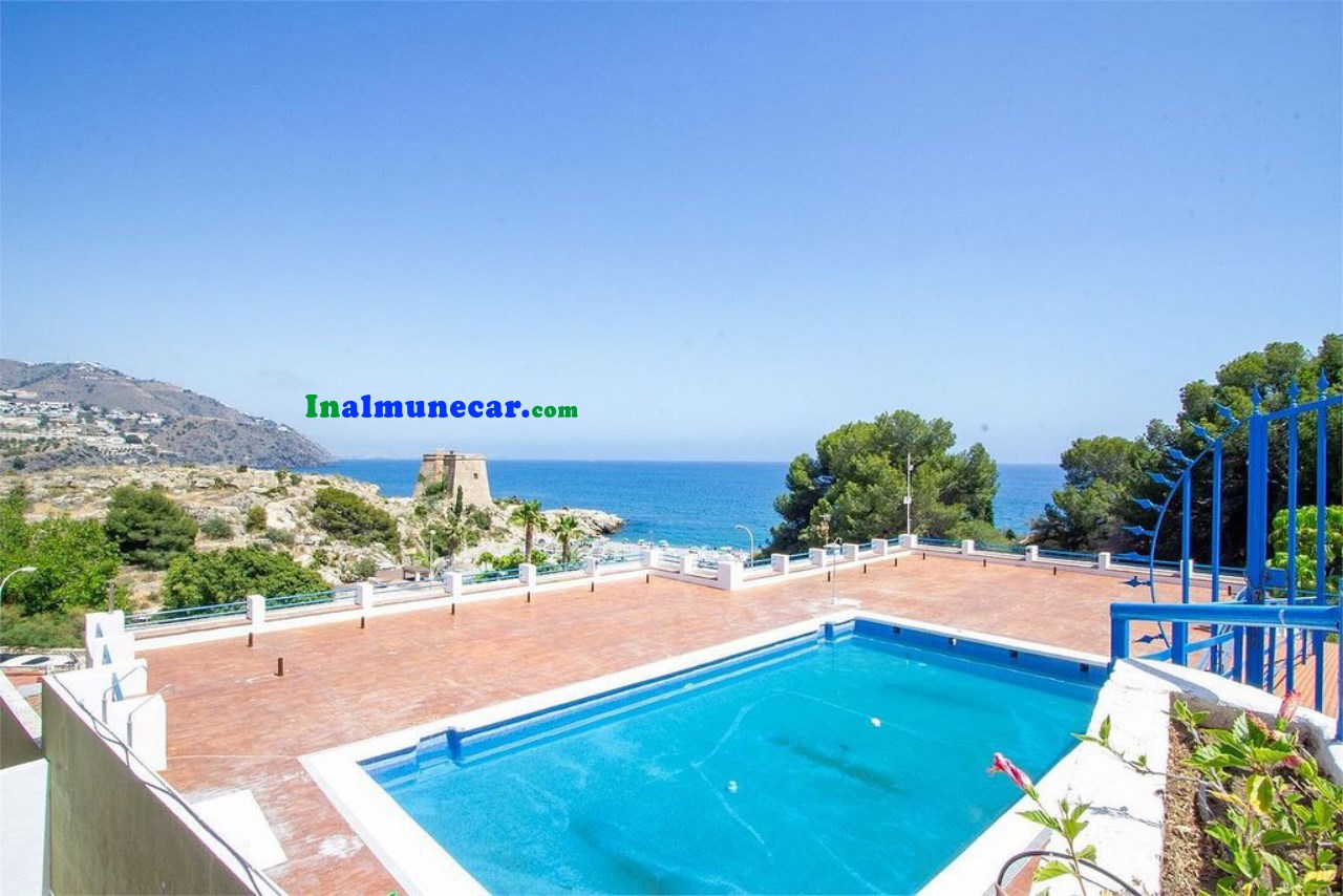 Till salu i Almuñecar penthouse i Playa El Tesorillo med stängt garage