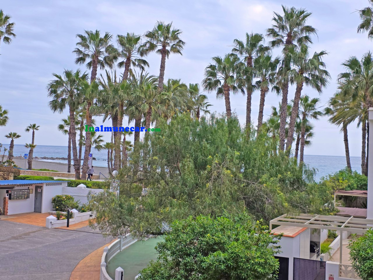 APARTMENT FOR SALE ON THE BEACHFRONT WITH PARKING SPACE.