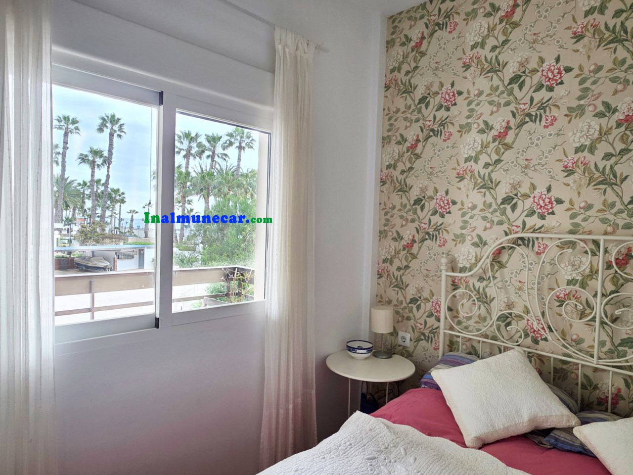 APARTMENT FOR SALE ON THE BEACHFRONT WITH PARKING SPACE.
