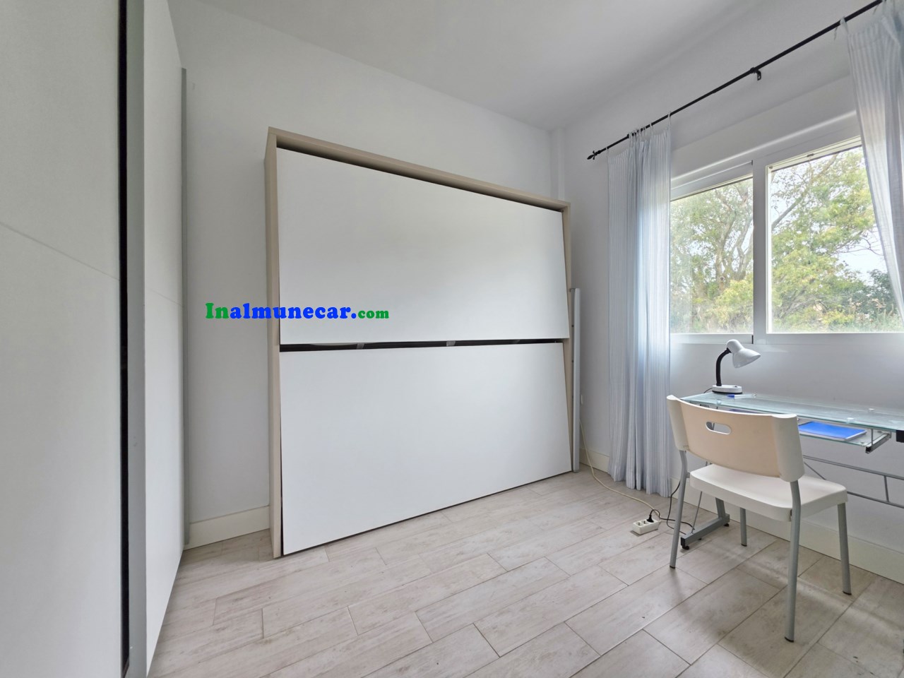 APARTMENT FOR SALE ON THE BEACHFRONT WITH PARKING SPACE.