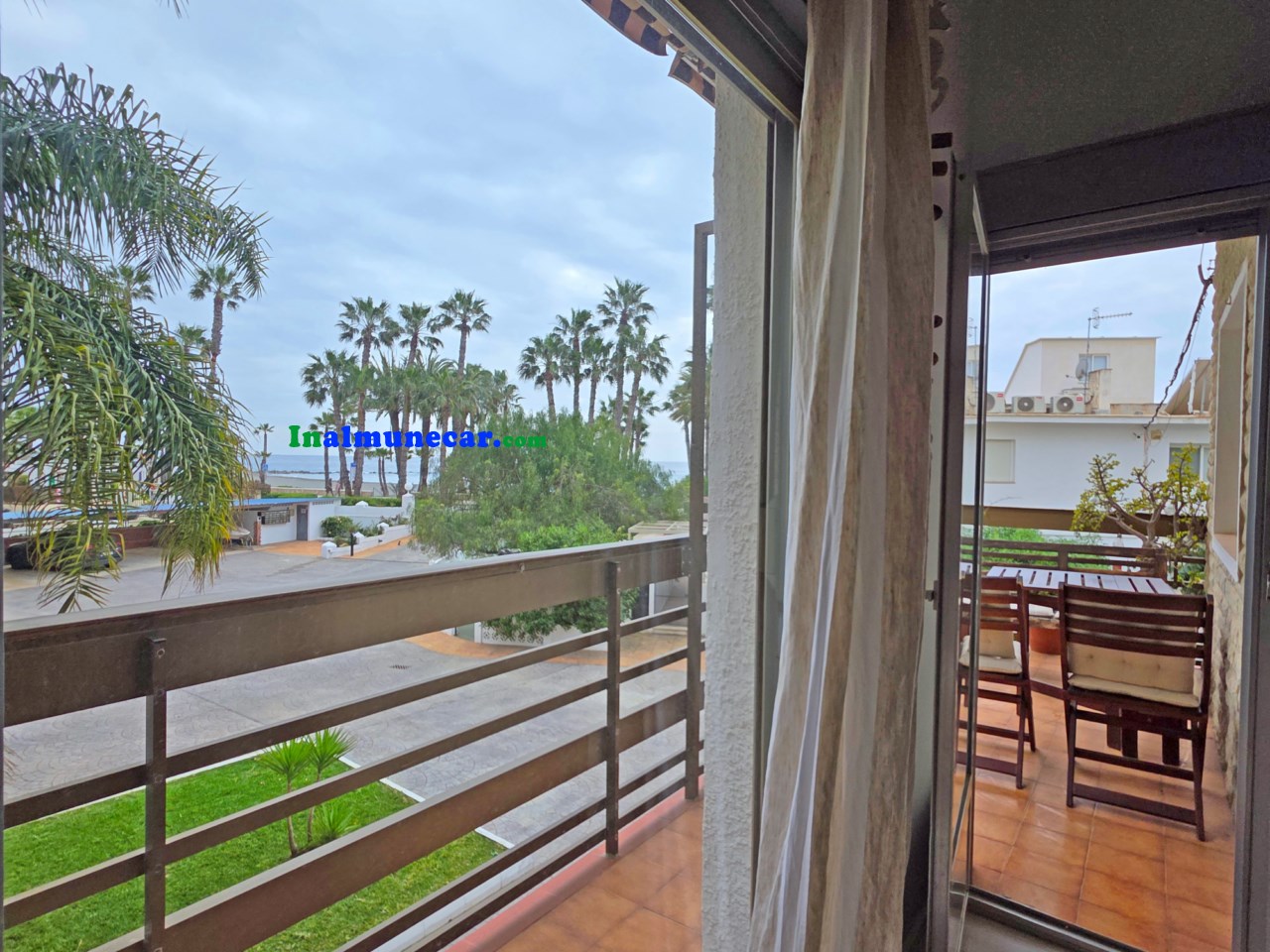 APARTMENT FOR SALE ON THE BEACHFRONT WITH PARKING SPACE.