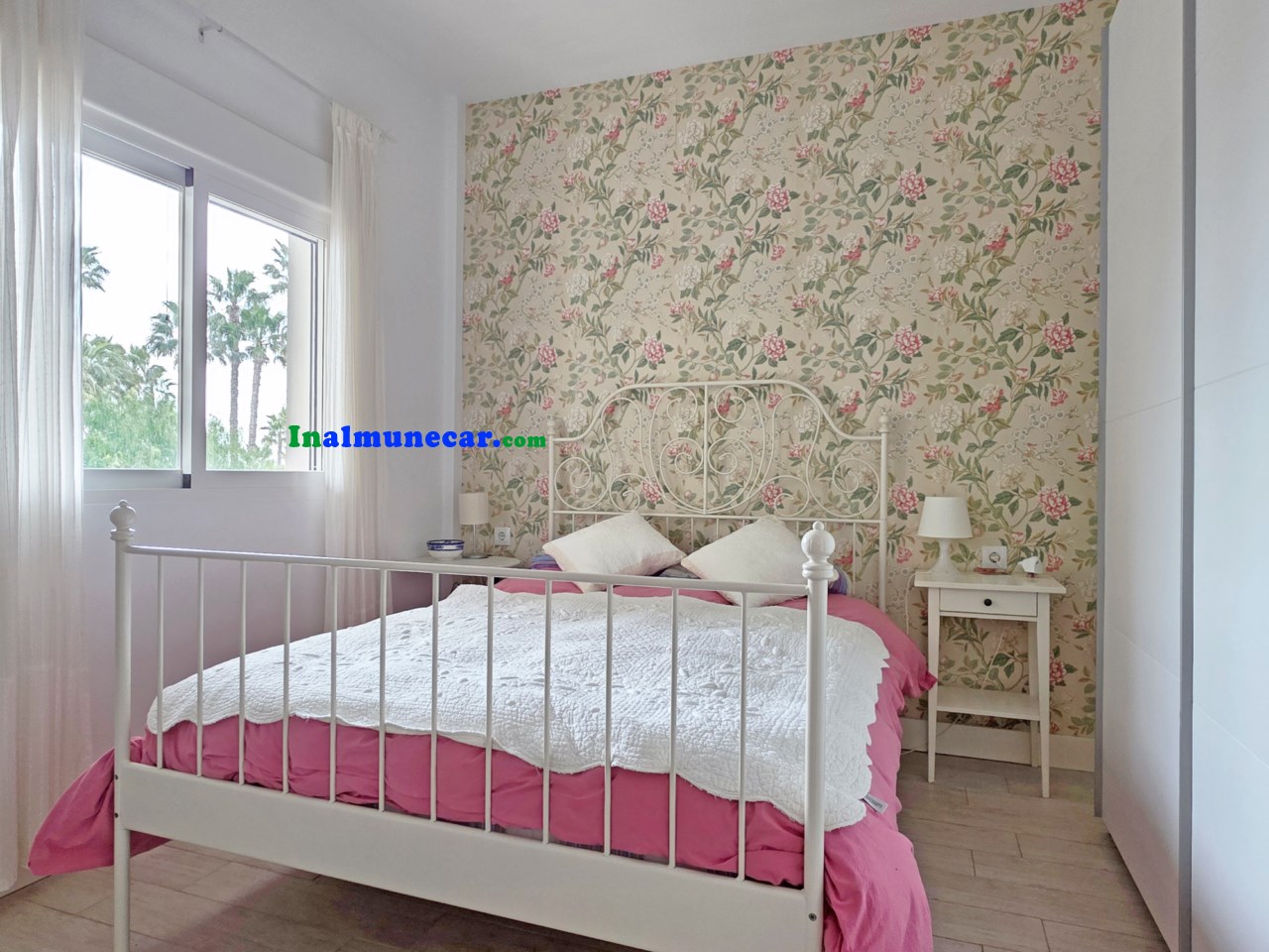 APARTMENT FOR SALE ON THE BEACHFRONT WITH PARKING SPACE.