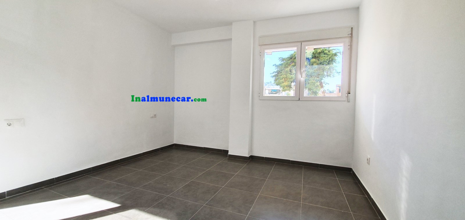 Se vende  piso  totalmente  renovado en el centro de Almuñécar