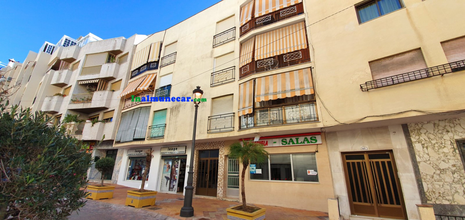 Se vende  piso  totalmente  renovado en el centro de Almuñécar