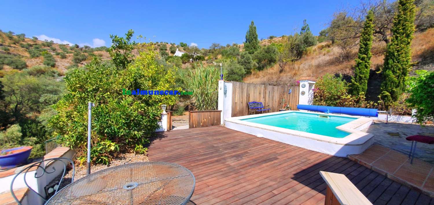 Country house for sale with swimming pool, just 20 minutes from Almuñécar on good tarred road.