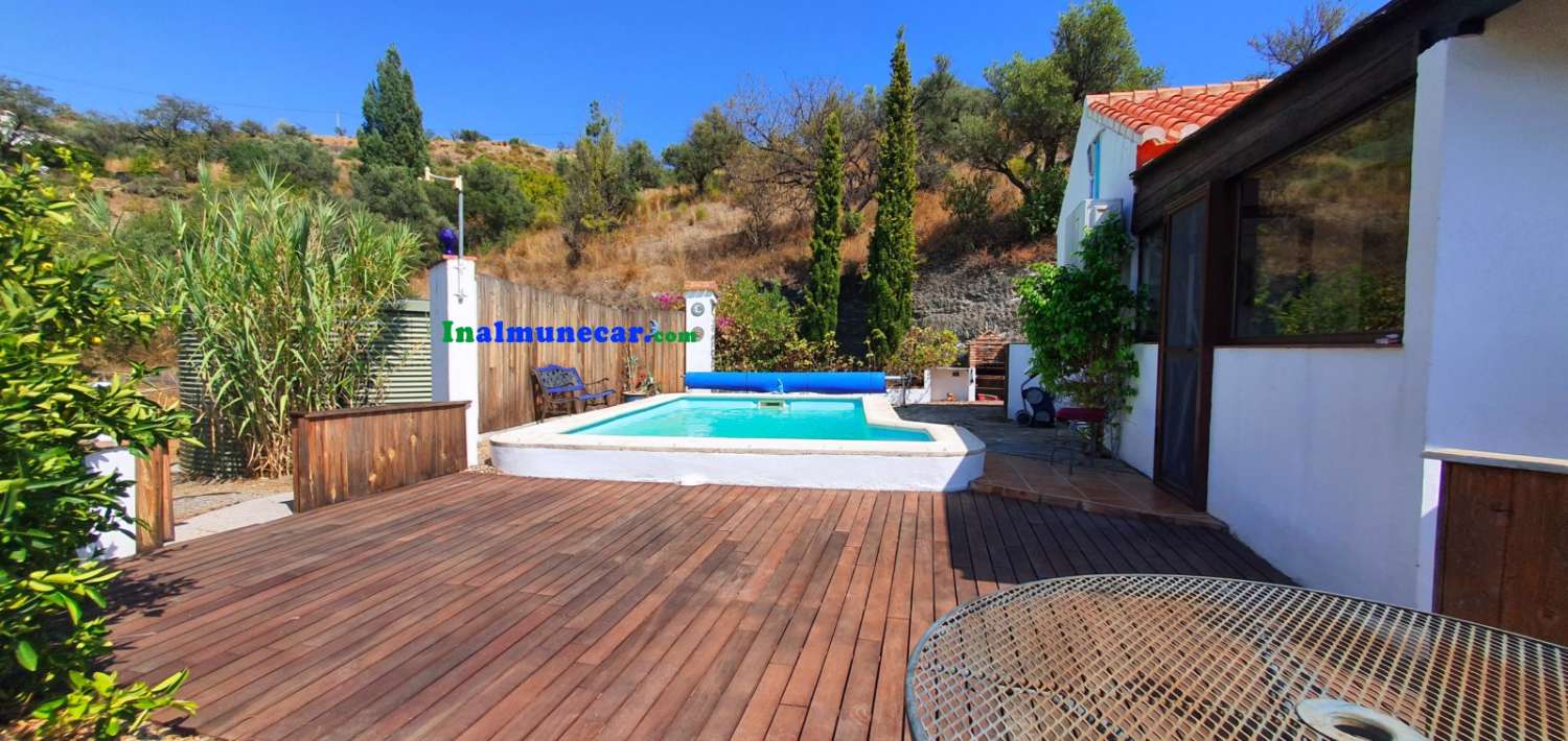 Country house for sale with swimming pool, just 20 minutes from Almuñécar on good tarred road.