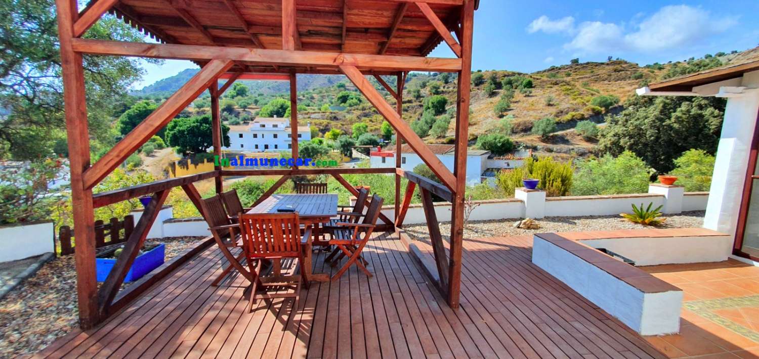 Country house for sale with swimming pool, just 20 minutes from Almuñécar on good tarred road.