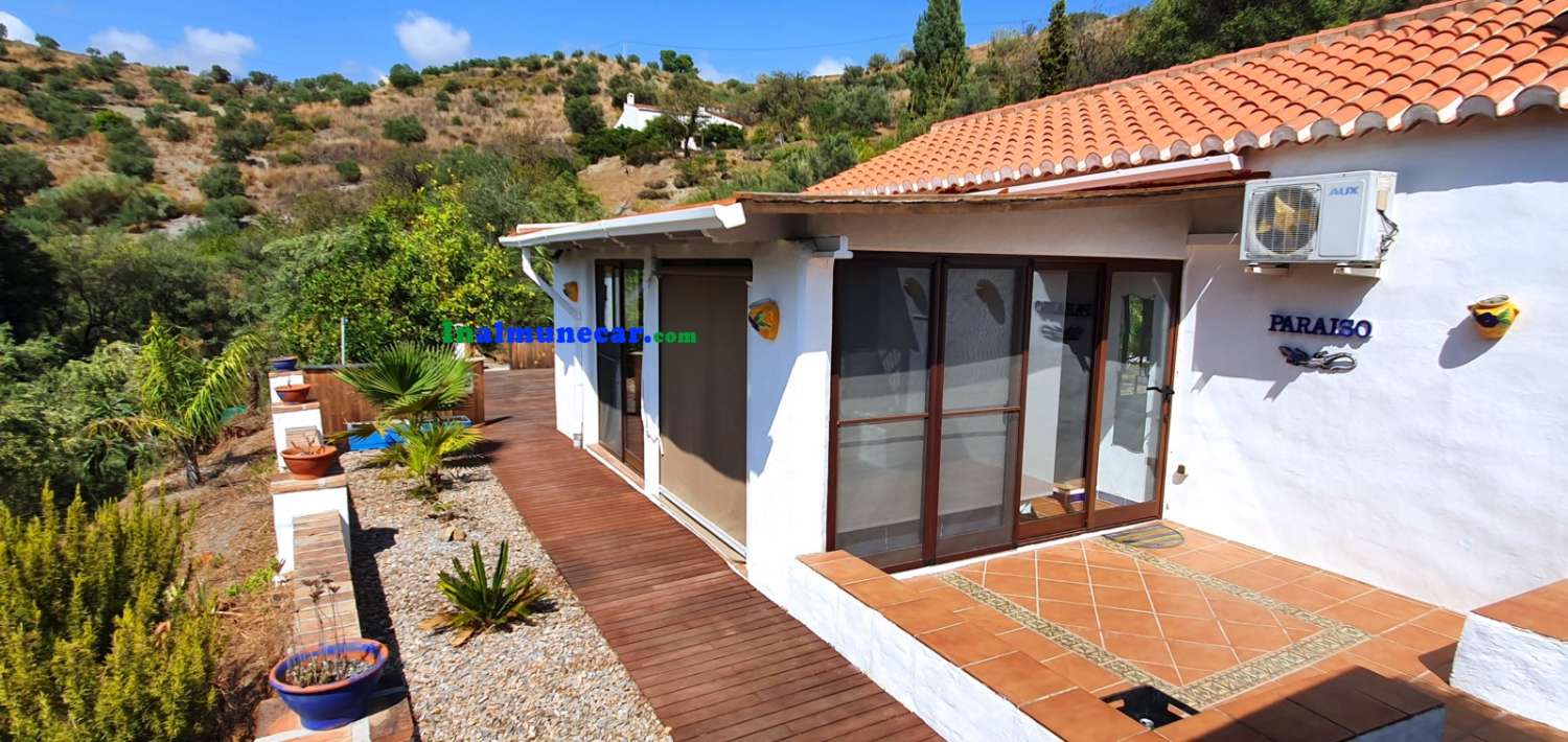 Maison de campagne avec piscine, à seulement 20 minutes d’Almuñécar par la route goudronnée.