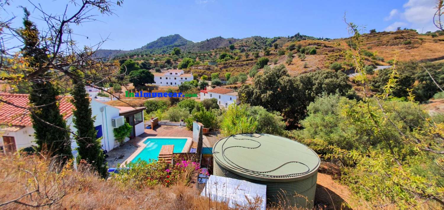 Country house for sale with swimming pool, just 20 minutes from Almuñécar on good tarred road.