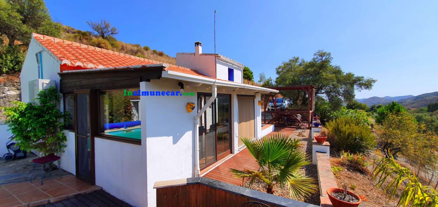 Se vende Cortijo con piscina, a tan solo 20 minutos de Almuñécar por carretera asfaltada.