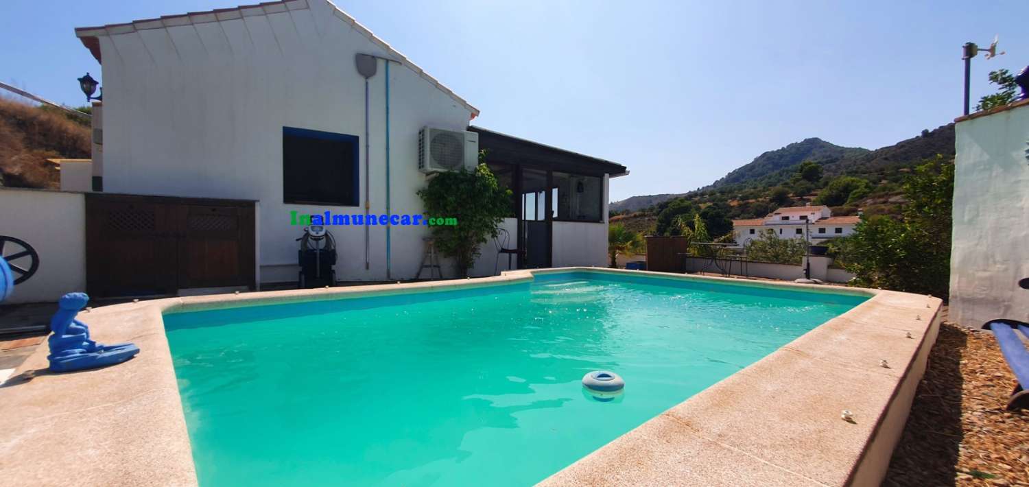 Se vende Cortijo con piscina, a tan solo 20 minutos de Almuñécar por carretera asfaltada.